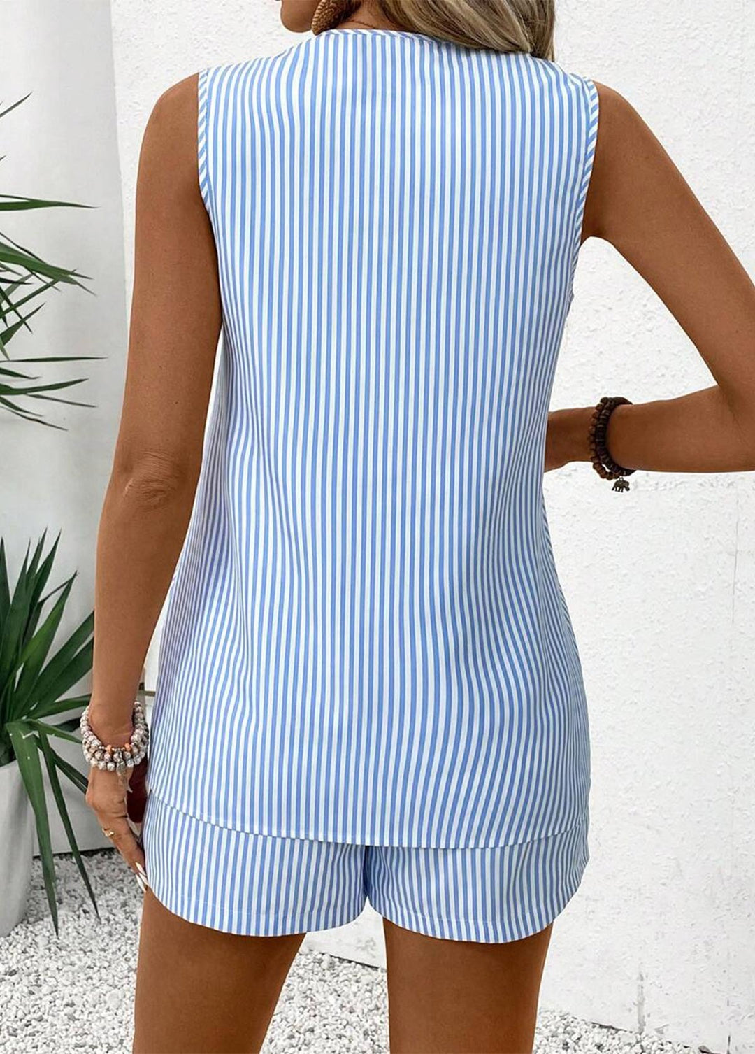 Haut sans manches et short rayé