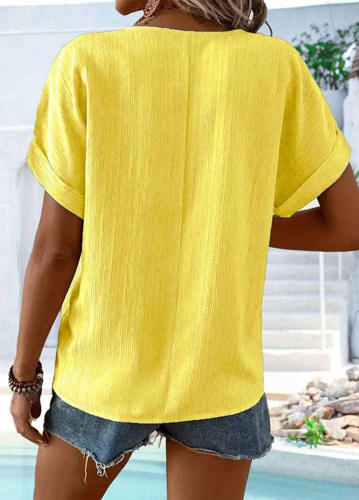 T-shirt à manches courtes et col fendu