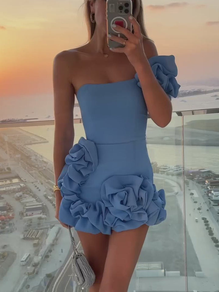 Elegante mini abito aderente con volant